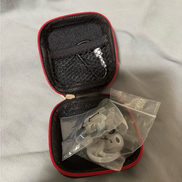 AirPods semihard case w/ small and large ear grips - Picture 4 of 6